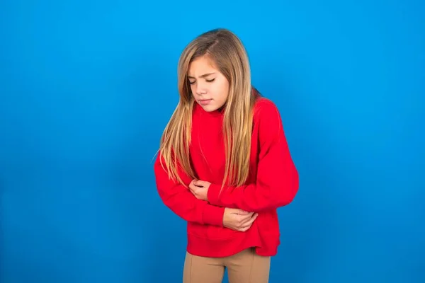 Schöne Kaukasische Teenie Mädchen Trägt Roten Pullover Über Blauer Wand — Stockfoto