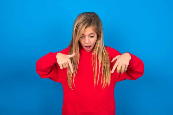 Erstaunlich Schöne Kaukasische Teenie Mädchen Rotem Pullover Über Blauer Wand — Stockfoto