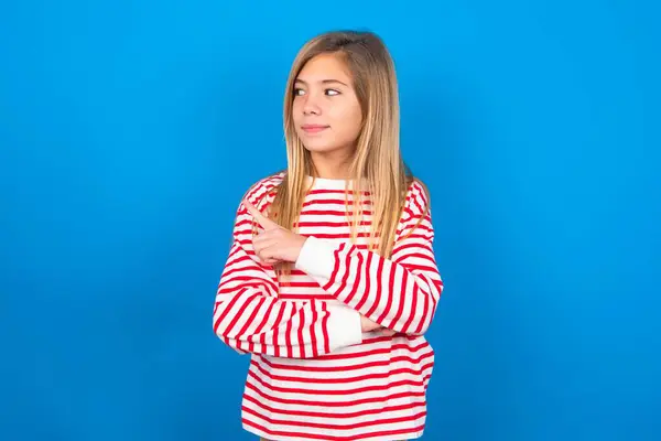 Porträt Der Schönen Kaukasischen Teenie Mädchen Trägt Gestreiftes Hemd Über — Stockfoto
