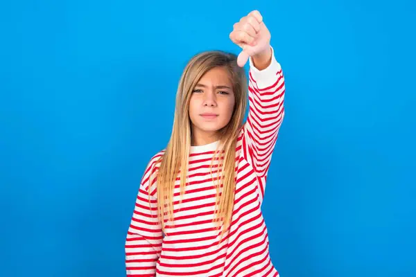 Nespokojený Krásný Kavkazský Dospívající Dívka Nosí Pruhované Tričko Přes Modré — Stock fotografie