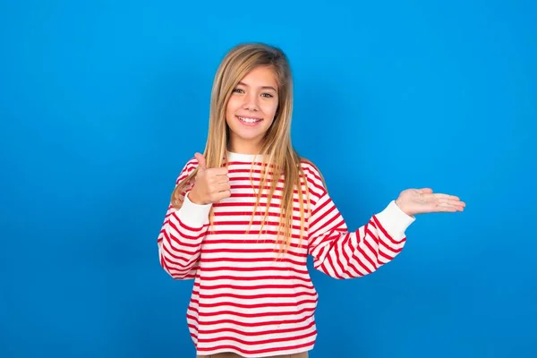 Šťastný Veselý Krásný Kavkazský Dospívající Dívka Sobě Pruhované Tričko Přes — Stock fotografie