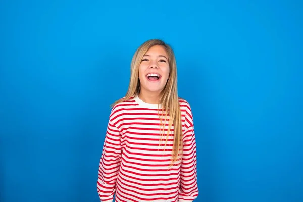 Überrascht Zuckt Die Schöne Kaukasische Teenagerin Gestreiften Hemd Vor Blauem — Stockfoto