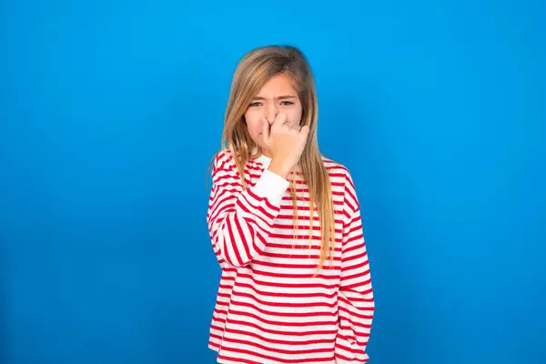Bela Caucasiano Adolescente Menina Vestindo Listrado Camisa Sobre Azul Estúdio — Fotografia de Stock