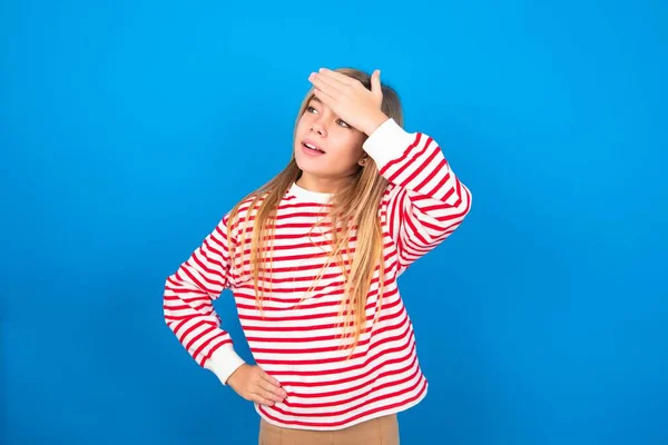 Piękny Biały Nastolatek Dziewczyna Paski Koszula Nad Niebieskim Tle Studio — Zdjęcie stockowe