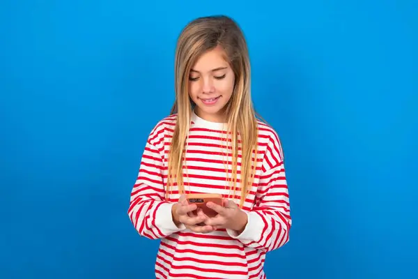 Lächelnd Schöne Kaukasische Teenie Mädchen Tragen Gestreiftes Hemd Über Blauem — Stockfoto
