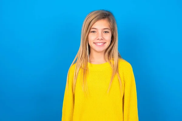 Schöne Blonde Teenie Mädchen Trägt Gelben Pullover Über Blauer Wand — Stockfoto