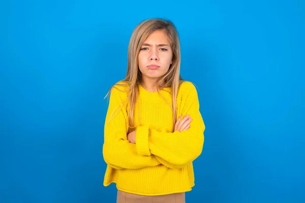 Ponury Niezadowolony Piękne Blondynka Nastolatek Dziewczyna Żółty Sweter Nad Niebieską — Zdjęcie stockowe