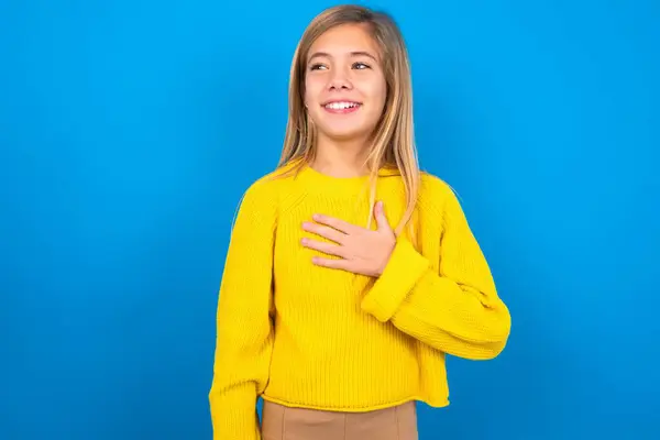 Fröhliche Schöne Blonde Teenie Mädchen Trägt Gelben Pullover Über Blauer — Stockfoto