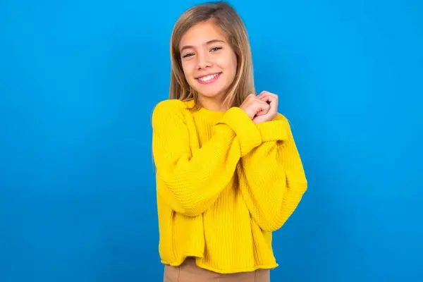 Urocze Poważne Piękne Blondynki Nastolatek Dziewczyna Noszenie Żółty Sweter Nad — Zdjęcie stockowe