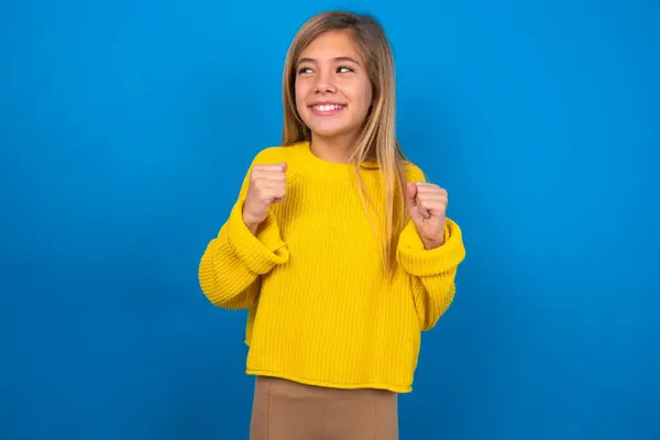 Beautiful Blonde Teen Girl Wearing Yellow Sweater Blue Wall Clenches — Stock Photo, Image