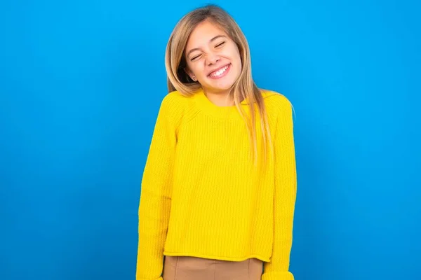 Positiv Schönes Blondes Teenie Mädchen Gelbem Pullover Über Blauer Wand — Stockfoto