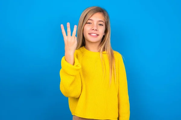 Schönes Blondes Teenie Mädchen Gelbem Pullover Über Blauer Wand Lächelnd — Stockfoto
