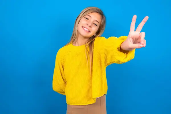 Schöne Blonde Teenie Mädchen Gelbem Pullover Über Blauer Wand Richtet — Stockfoto