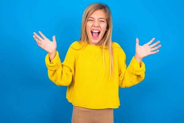 Verrückt Empörte Schöne Blonde Teenie Mädchen Gelbem Pullover Über Blauer — Stockfoto