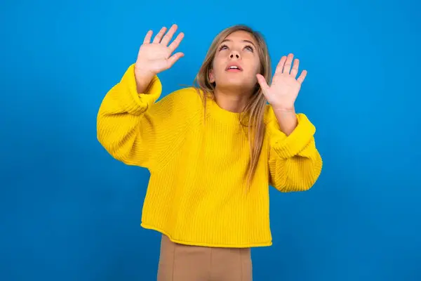 Schöne Blonde Teenie Mädchen Gelbem Pullover Über Blauer Wand Hält — Stockfoto