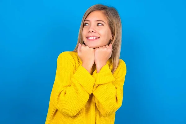 Krásná Blondýnka Teen Dívka Nosí Žlutý Svetr Přes Modrou Zeď — Stock fotografie