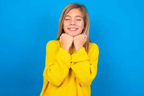 Fröhlich Schöne Blonde Teenie Mädchen Trägt Gelben Pullover Über Blauer — Stockfoto