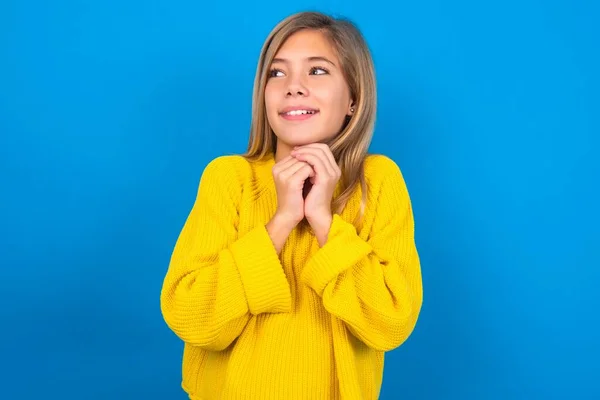 Glücklich Schönes Blondes Teenie Mädchen Gelbem Pullover Über Blauer Wand — Stockfoto