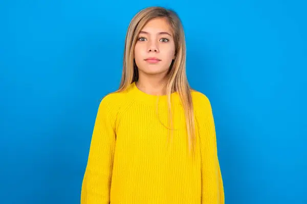 Ohromená Krásná Blondýnka Dospívající Dívka Žlutém Svetru Přes Modrou Stěnu — Stock fotografie