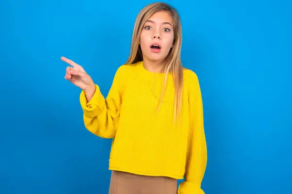 Motyw Piękna Blondynka Nastolatka Żółtym Swetrze Nad Niebieską Ścianą Trzyma — Zdjęcie stockowe
