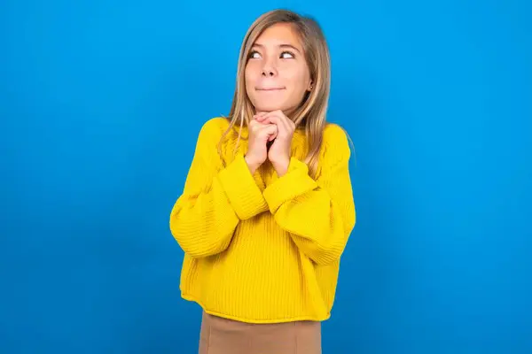 Curious Beautiful Blonde Teen Girl Wearing Yellow Sweater Blue Wall — Stock Photo, Image