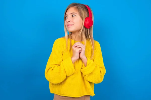 Hermosa Chica Adolescente Rubia Con Suéter Amarillo Sobre Pared Azul —  Fotos de Stock