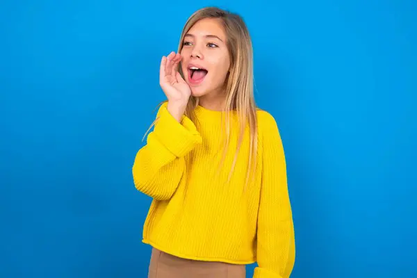 Schöne Blonde Teenie Mädchen Tragen Gelben Pullover Über Blauer Wand — Stockfoto