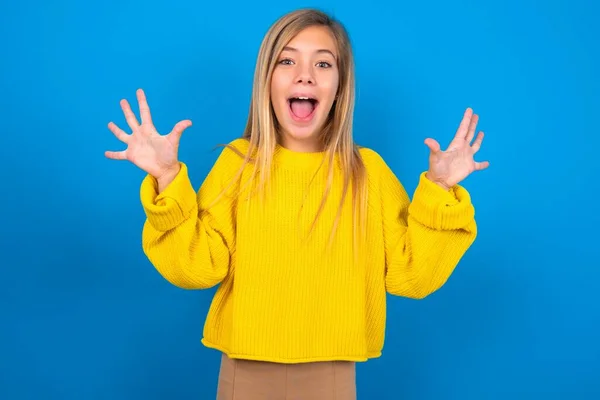 Encantado Positivo Bela Menina Adolescente Loira Vestindo Suéter Amarelo Sobre — Fotografia de Stock
