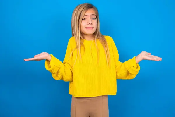 Careless Attractive Beautiful Blonde Teen Girl Wearing Yellow Sweater Blue — Stock Photo, Image