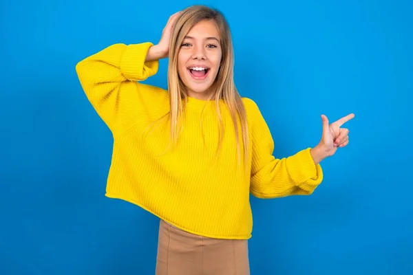 Surpreendido Bela Menina Adolescente Loira Vestindo Suéter Amarelo Sobre Parede — Fotografia de Stock