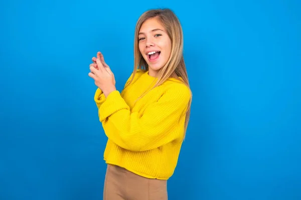 Bom Viciado Alegre Bela Menina Adolescente Loira Vestindo Suéter Amarelo — Fotografia de Stock