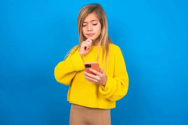 Thoughtful Happy Beautiful Blonde Teen Girl Wearing Yellow Sweater Blue — Stock Photo, Image