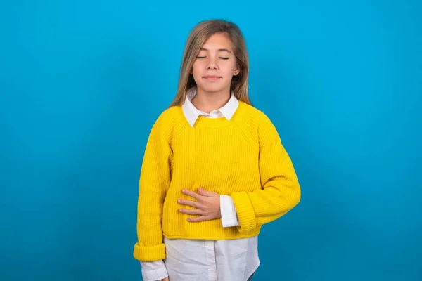 Chica Adolescente Caucásica Con Suéter Amarillo Sobre Pared Azul Toca — Foto de Stock