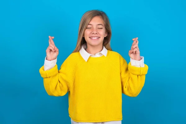 Chica Adolescente Caucásica Con Suéter Amarillo Sobre Pared Azul Tiene —  Fotos de Stock