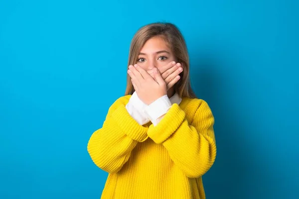 Běloška Dospívající Dívka Žlutém Svetru Přes Modrou Stěnu Šokované Zakrývající — Stock fotografie