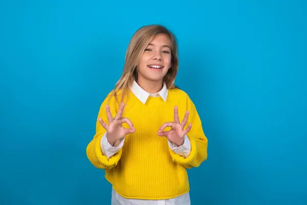 Caucasiano Adolescente Menina Vestindo Camisola Amarela Sobre Parede Azul Mostrando — Fotografia de Stock
