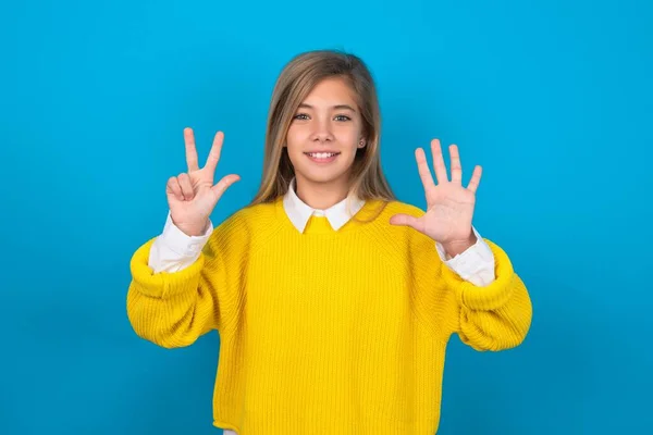 Chica Adolescente Caucásica Usando Suéter Amarillo Sobre Pared Azul Mostrando — Foto de Stock