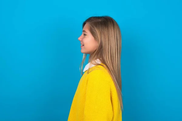 Blank Tiener Meisje Dragen Gele Trui Blauwe Muur Zoek Naar — Stockfoto