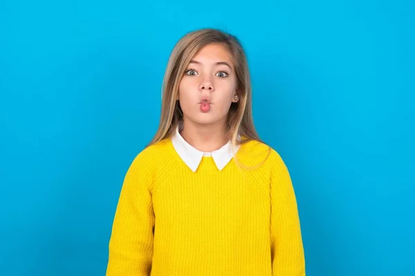 Běloška Dospívající Dívka Žlutém Svetru Přes Modrou Stěnu Dělá Rybí — Stock fotografie