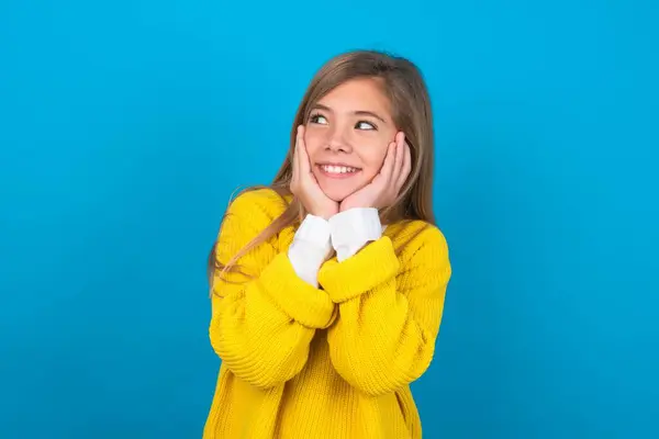 Inspirado Chica Adolescente Caucásica Usando Suéter Amarillo Sobre Pared Azul —  Fotos de Stock