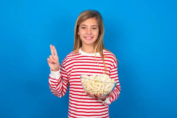 Blondynka Nastolatka Dziewczyna Paski Shirt Nad Niebieską Ścianą Uśmiechając Się — Zdjęcie stockowe