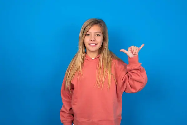 Schöne Kaukasische Teenie Mädchen Trägt Rosa Pullover Über Blauer Wand — Stockfoto