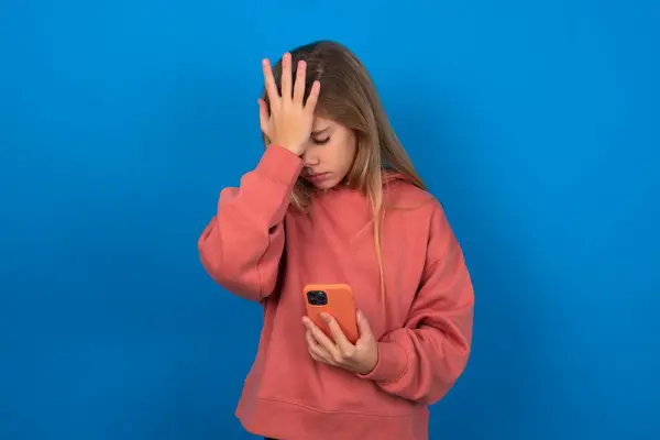 Perturbado Deprimido Bela Menina Adolescente Caucasiana Vestindo Suéter Rosa Sobre — Fotografia de Stock