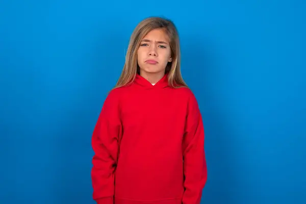 Blonde Adolescent Fille Portant Pull Rouge Sur Mur Bleu Déprimé — Photo
