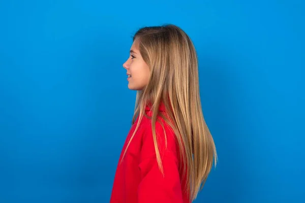 Perfil Retrato Buena Rubia Adolescente Chica Usando Suéter Rojo Sobre —  Fotos de Stock