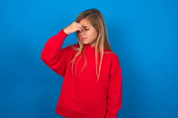 Triste Menina Adolescente Loira Vestindo Camisola Vermelha Sobre Parede Azul — Fotografia de Stock