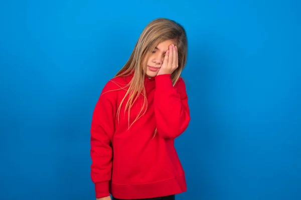 Menina Adolescente Loira Vestindo Camisola Vermelha Sobre Parede Azul Com — Fotografia de Stock
