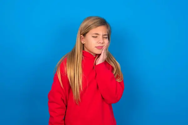 Blond Tiener Meisje Dragen Rode Trui Blauwe Muur Met Kiespijn — Stockfoto
