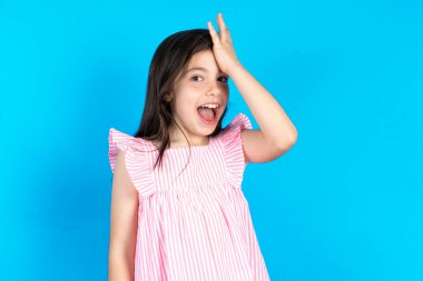 Mavi arka planda pembe elbiseler giyen güzel bir kız. Hatayla el ele tutuşup şaşırdı. Hatayı hatırla. Unuttum, kötü hafıza konsepti.