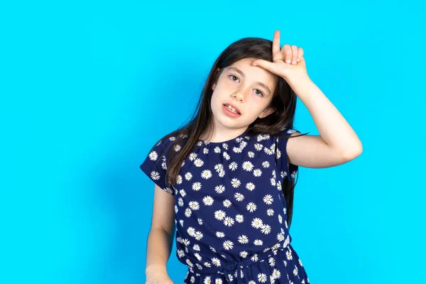 Bella Bambina Che Indossa Vestito Sfondo Blu Prendendo Giro Persone — Foto Stock